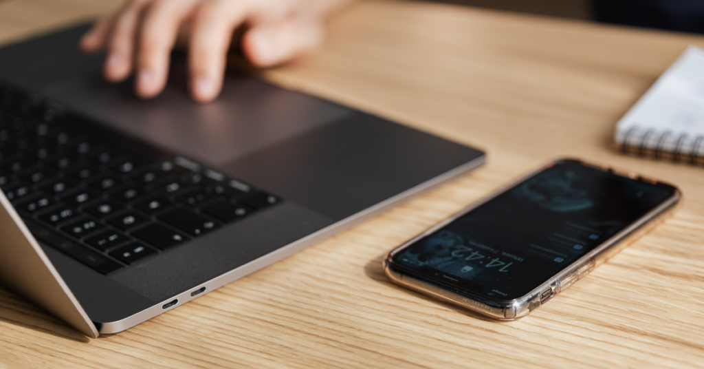 حين تستيقظ التقنية قبلنا: كيف أصبح العالم الرقمي يفهمنا أكثر مما نظن؟